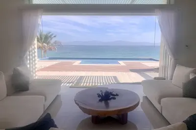Image de Modern beachfront house with pool