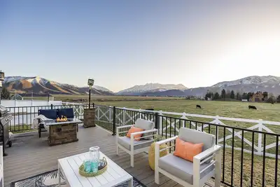 Image de Grand Mountain Retreat- Sleeps 28- Breathtaking Views, Pickleball court\n