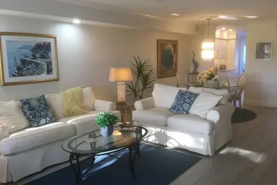Image de Location! ! ! Renovated townhome, private courtyard, 2 en-suites, golf, beach, pool