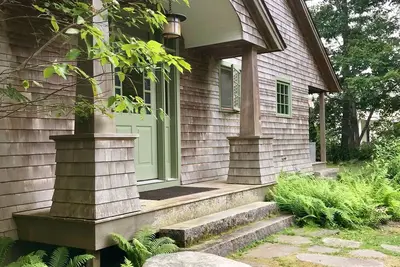 Image de Shore front home in a charming summer community