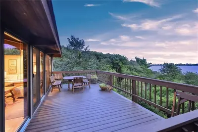 Image de Spend your vacation at this relaxing waterfront retreat on Green Hill Pond.