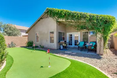 Image de Super Home with Incredible Community Pool!