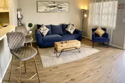 Image de Sandy beach condo  is only 4 min walk to the beach!