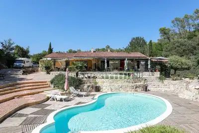 Image de Varages: LouParadisen quiet house in lush greenery with swimming pool