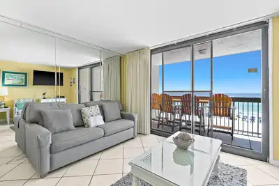 Image de 5th floor condo w/splash pad, multiple pools, and on-site bar