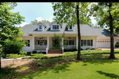 Image de “Southern Charm” Home 4-bdrm, 4-bath on Isabella Golf Course!