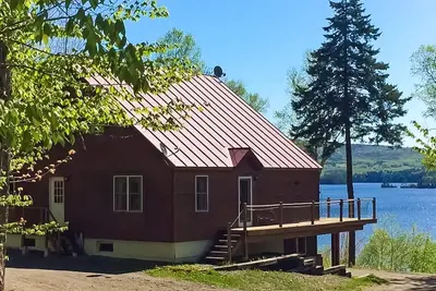 Image de Spectacular lakefront home with dock, firepit, & vaulted ceilings - dog-friendly