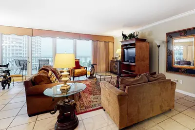 Image de Inviting Condo, Gulf-front balcony, On-site pool, Near shops and dining