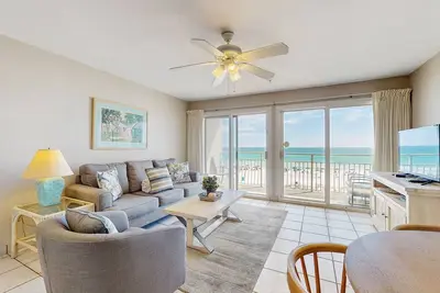 Image de 2nd Floor Gulf Front Condo, Complimentary Beach Equipment, Nearby Shops & Dining