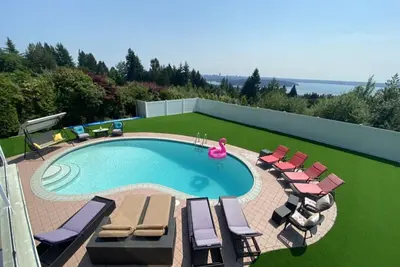 Image de 8 bedrooms, 12 beds with amazing view & pool in Vancouver