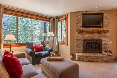 Image de Summer Stays Available! Cozy Condo, just a short walk to ski lift and the Village at Northstar