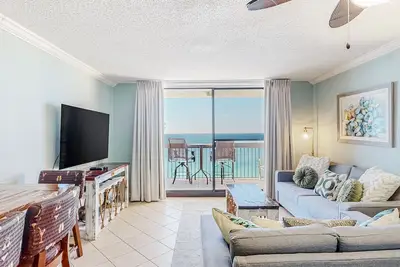 Image de Inviting home with Gulf views, beach access, pool, and hot tub