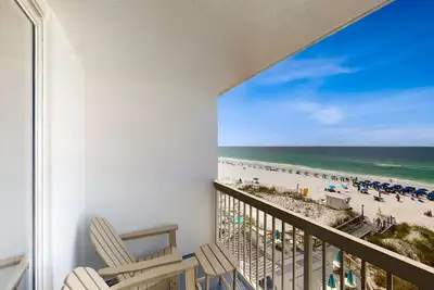 Image de Fifth-floor beachfront condo with balcony, amazing view, pools & hot tub