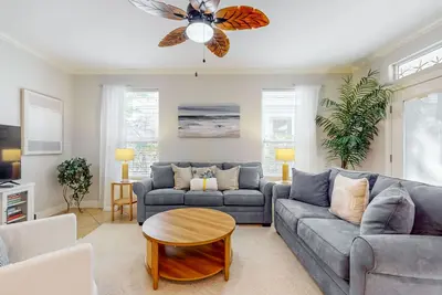 Image de Large, Open Home, Shared Pool, Bike or Walk to the Gulf