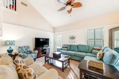 Image de Quiet, dog-friendly home with tropical backyard, cobblestones & private grill