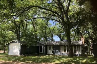 Image de Guadalupe River Road Retreat Southwestern Cabin