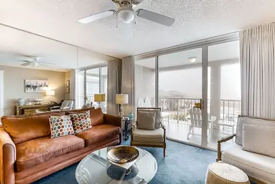 Image de 4th Floor Airy, open bay view condo, beach setup & close to everything