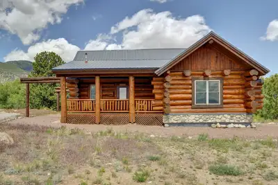 Image de Creekside Log Cabin- conveniently located and direct creek access