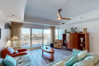 Image de Contemporary gulf front unit, Close to shopping