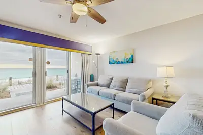 Image de Stunning 1st-floor condo with Gulf view, grill, pools & beach access