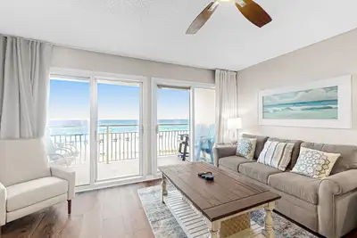 Image de Renovated Gulf-front condo with pool & beach access, near shopping/dining