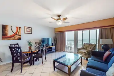 Image de Oceanfront Condo w/ Ac, WiFi, Shared Pool, & Seasonal Beach Service Rentals
