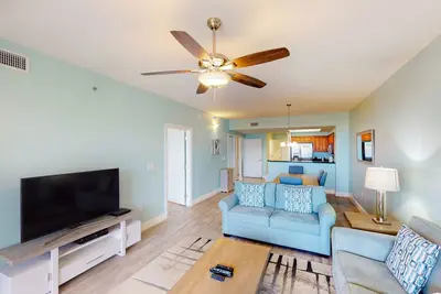 Image de Well-equipped & located seventh-floor condo w/balcony, shared gym, pool, & more