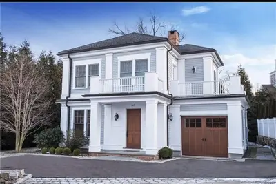 Image de Designer In Town Home- walk to train and town