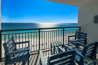 Image de Gulf-front condo with balcony overlooking beach & water - hardwood floors