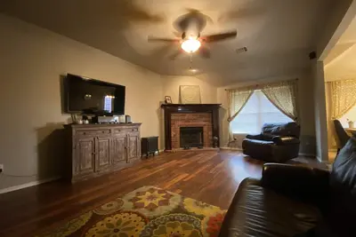 Image de 2 King Beds on 19th st, Jacuzzi, Fireplace, Hulu/Netflix/Cable, and much more!