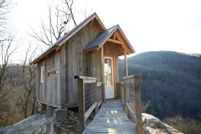 Image de The Edge of Adventure ~ Breathtaking Cliffside Gem Off Grid-Cabin Adventure!