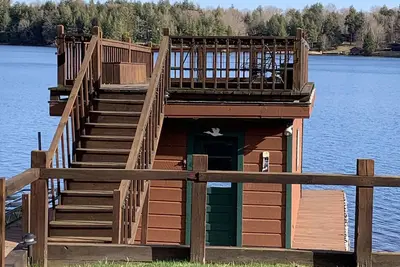Image de Waterfront Camp with Boathouse - Wifi, kayaks, canoe and sandy bottom out front.