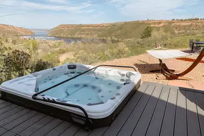 Image de Stunning Reservoir Retreat with hot tub and views!