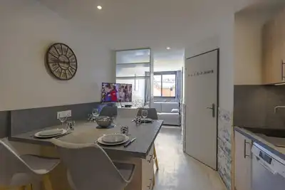 Image de apt 4 personnes, très cosy et fonctionnel, 2ch séparées, vue montagne, exposé sud, départ. . .