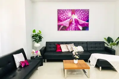 Image de Jewel in the West - 5 bedrooms duplex with modern designs