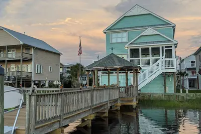 Image de Northend Waterfront, walk to pier. Easy beach access, Sleeps 14. Sunset views.