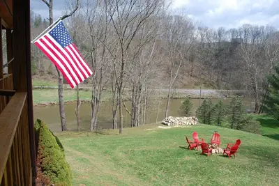 Image de River Rock Ridge-Upscale Cabin, Riverfront firepits, covered porch, Wifi, small dogs