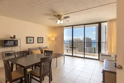 Image de 2 Full Sized Beds, Waikiki Banyan, Free WiFi and Parking