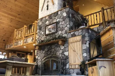 Image de Beautiful spacious secluded log home located feet from Atv/snowmobile Trails
