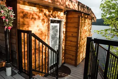 Image de Lakefront Hideaway w/ beautiful views, quiet area, private lake access & dock!