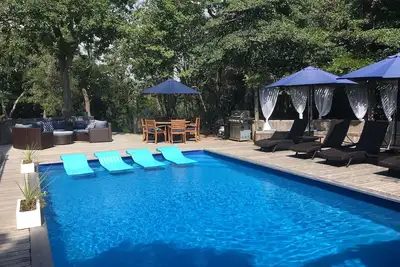 Image de Breathtaking secluded resort property one block from ocean