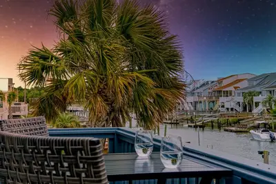 Image de Oib Canal Home - Great outdoor - under house & screen porch, Large kitchen, Dock