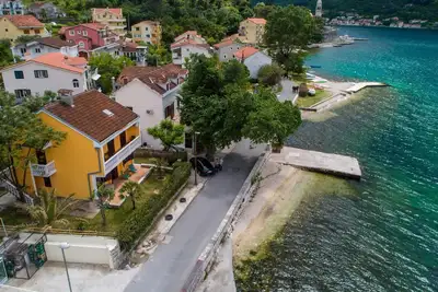 Image de Appartement de vacances Dobrota pour 1 - 4 personnes avec 2 chambres Ă coucher - Maison de vacances