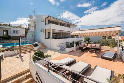 Image de Maison de vacances Seget Vranjica pour 1 - 8 personnes avec 4 chambres à coucher - Maison mitoyenne