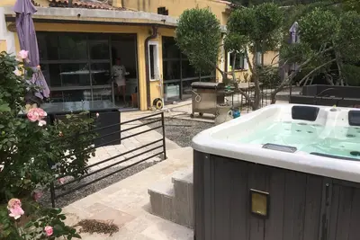 Image de Villa contemporaine avec jacuzzi