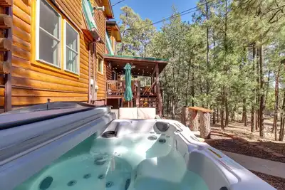 Image de Hot Tub + Decks: ‘Sherwood Forest Cabin’