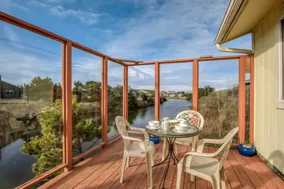 Image de Shore Delight: Waldport Home + Deck, Walk to Beach