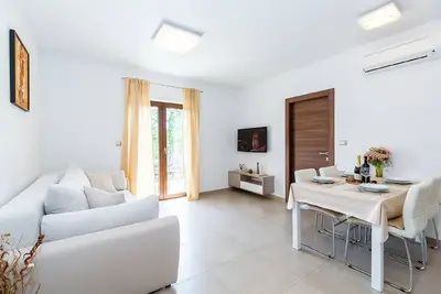 Image de Appartement de vacances Poreč pour 1 - 4 personnes avec 2 chambres à coucher - Logement de vacances