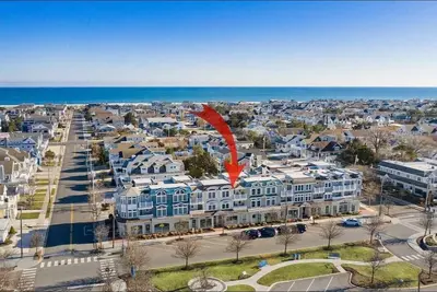 Image de Spacious, Newly-Furnished Home in Heart of Avalon