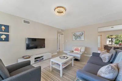 Image de Fully Renovated Beach Condo in a Small Building